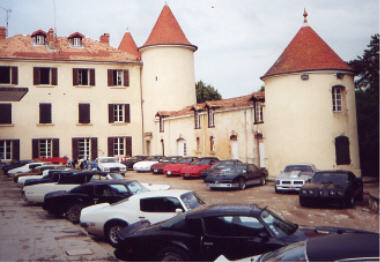 Nos danseuses deant le château